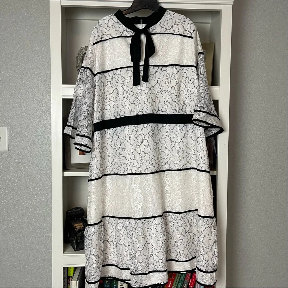 ELOQUII Studio Lace Blocked Dress With Piping White & Black Size 20 - Picture 2 of 5